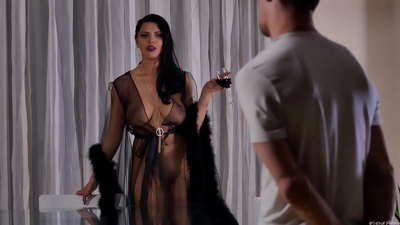 Kurba Kira Queen je povabila soseda na čaj in ga pofukala na mizi