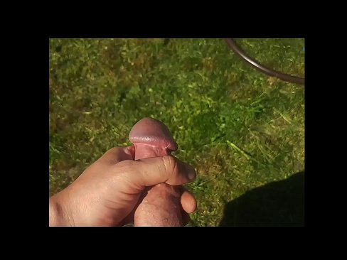 ❤️ Vroča lepotica dobi svojo rožnato pičko, ki jo jebe, in se zraven cmeri s curkom na poletnem vrtu ❌ Pravi pornič na porno sl.porn-list.ru ❤